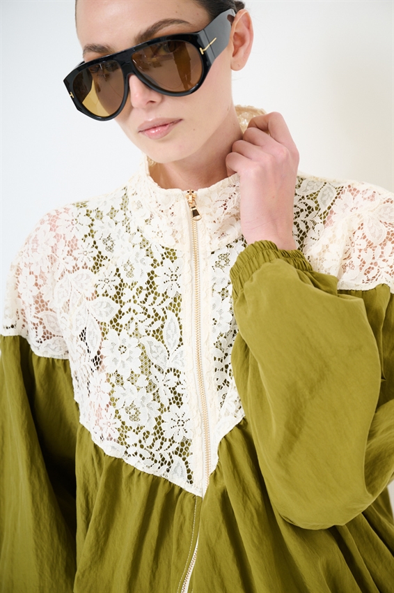 GIUBBOTTO CON PIZZO MACRAME