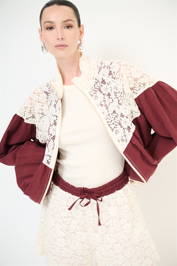 GIUBBOTTO CON PIZZO MACRAME