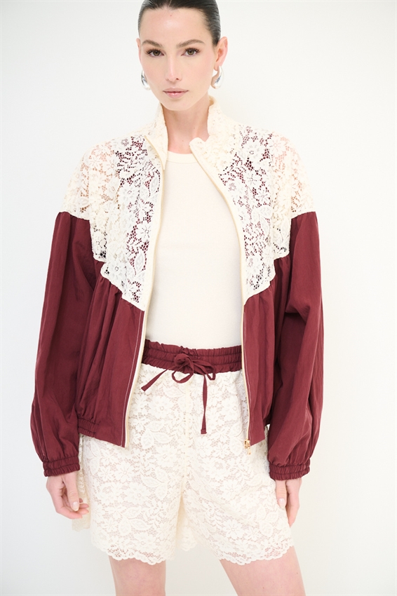 GIUBBOTTO CON PIZZO MACRAME