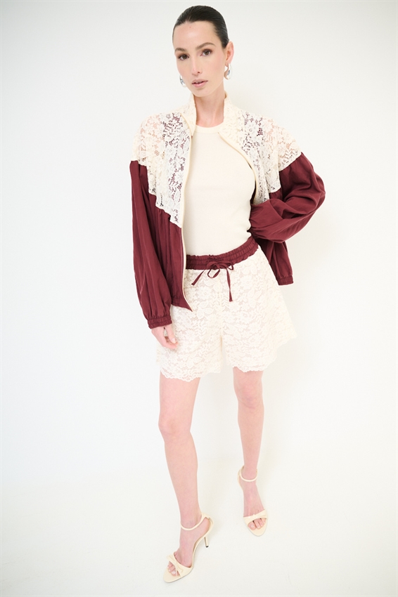 GIUBBOTTO CON PIZZO MACRAME