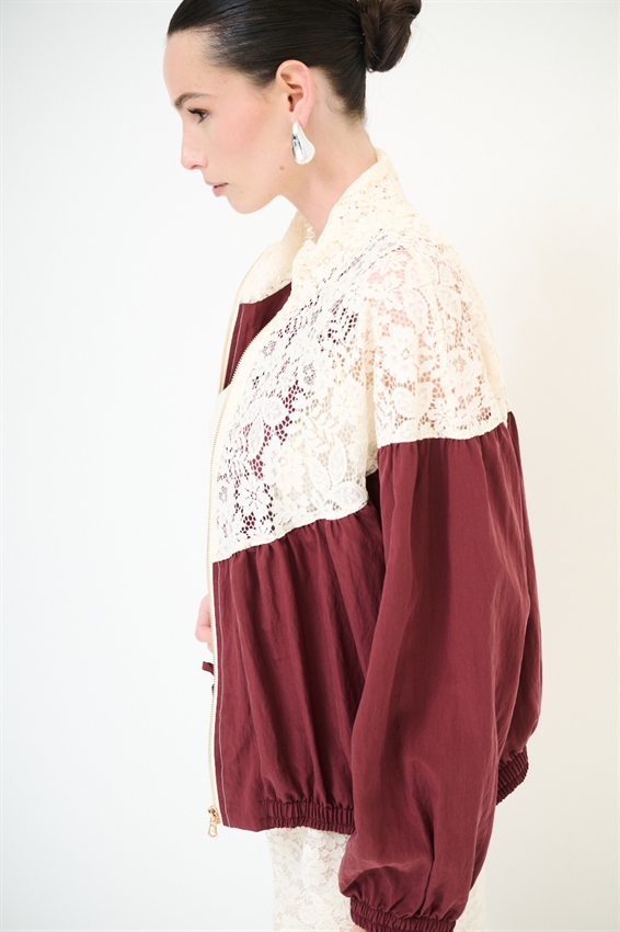 GIUBBOTTO CON PIZZO MACRAME