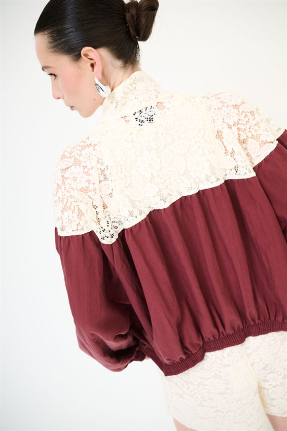 GIUBBOTTO CON PIZZO MACRAME