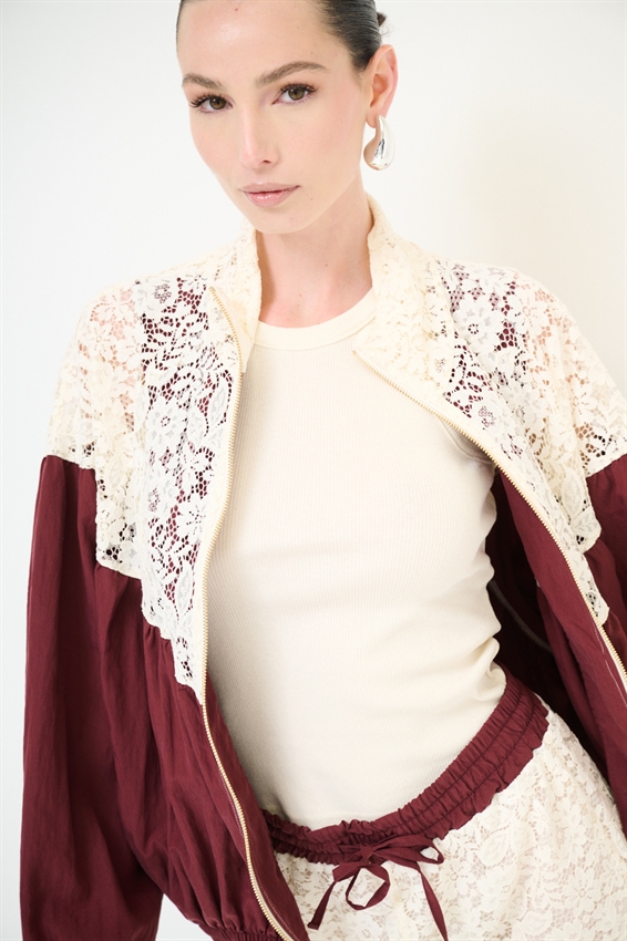 GIUBBOTTO CON PIZZO MACRAME