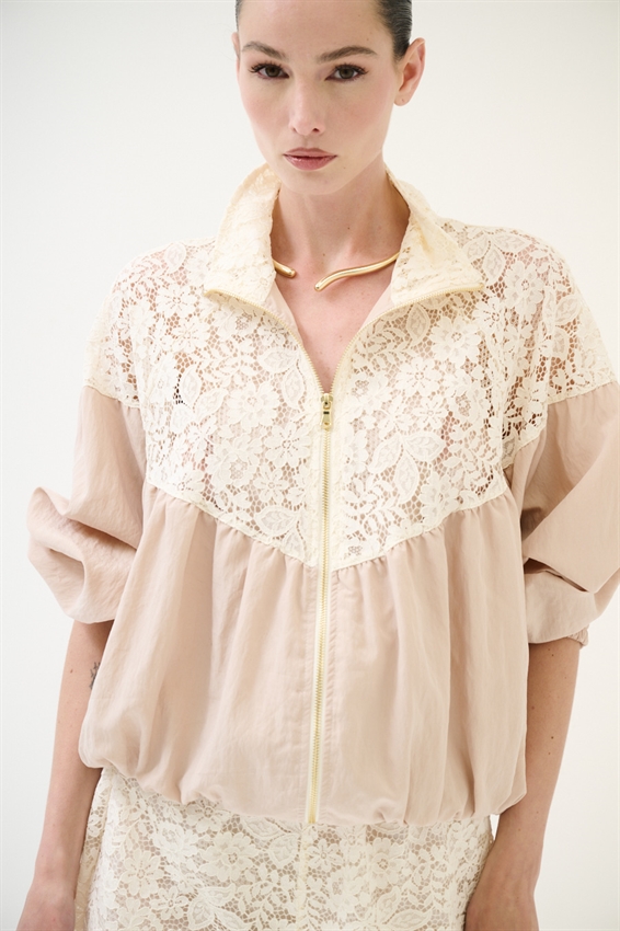 GIUBBOTTO CON PIZZO MACRAME