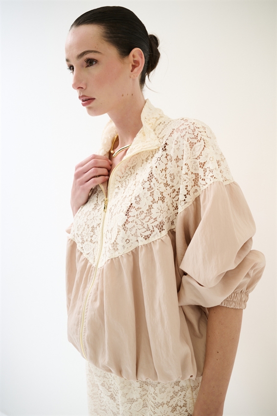 GIUBBOTTO CON PIZZO MACRAME