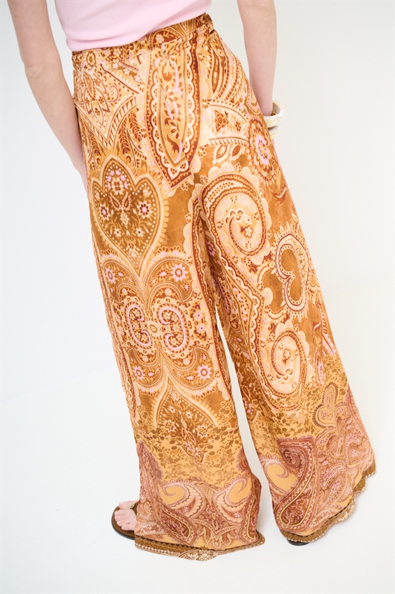 PANTAGONNA CON NODO DAVANTI A FANTASIA