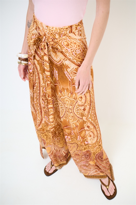 PANTAGONNA CON NODO DAVANTI A FANTASIA