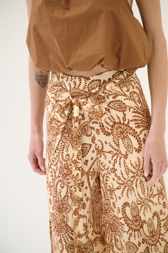 PANTAGONNA CON NODO DAVANTI A FANTASIA