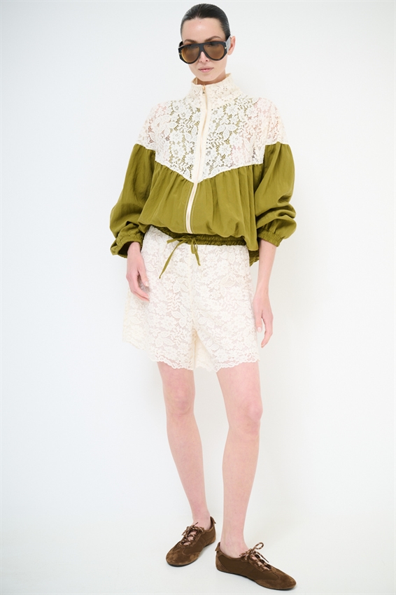 SHORTS PIZZO CON MACRAME E CINTURINO A CONTRASTO