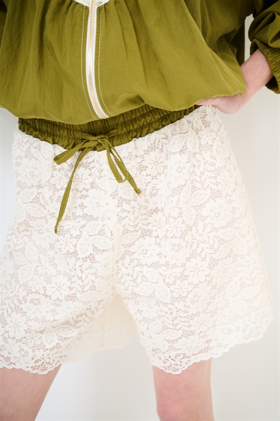 SHORTS PIZZO CON MACRAME E CINTURINO A CONTRASTO