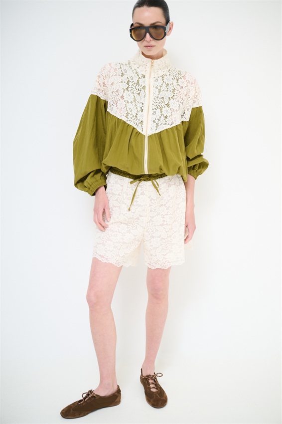 SHORTS PIZZO CON MACRAME E CINTURINO A CONTRASTO