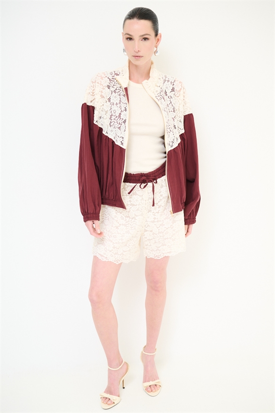 SHORTS PIZZO CON MACRAME E CINTURINO A CONTRASTO