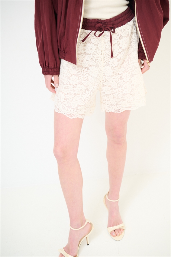 SHORTS PIZZO CON MACRAME E CINTURINO A CONTRASTO