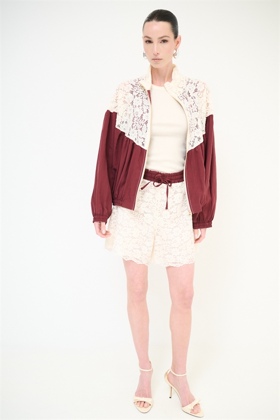 SHORTS PIZZO CON MACRAME E CINTURINO A CONTRASTO