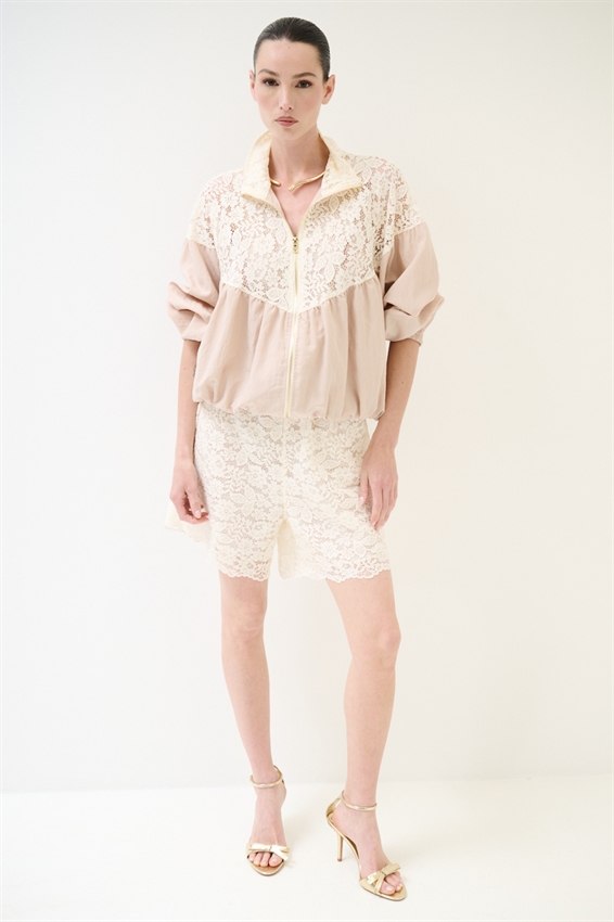 SHORTS PIZZO CON MACRAME E CINTURINO A CONTRASTO