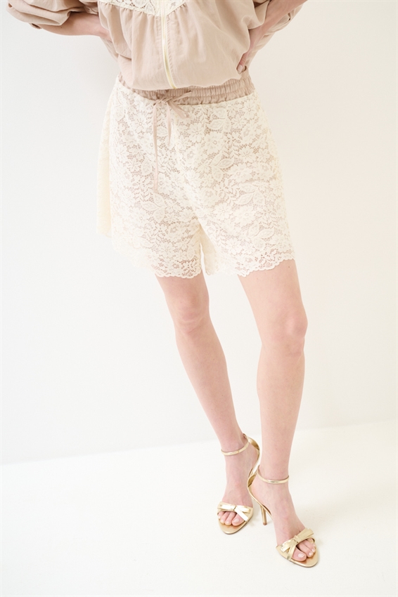 SHORTS PIZZO CON MACRAME E CINTURINO A CONTRASTO