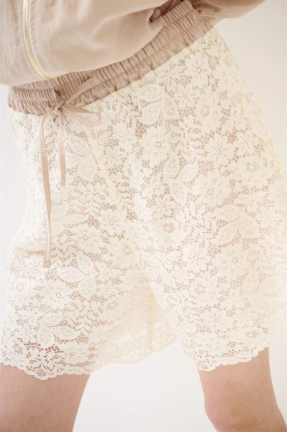 SHORTS PIZZO CON MACRAME E CINTURINO A CONTRASTO