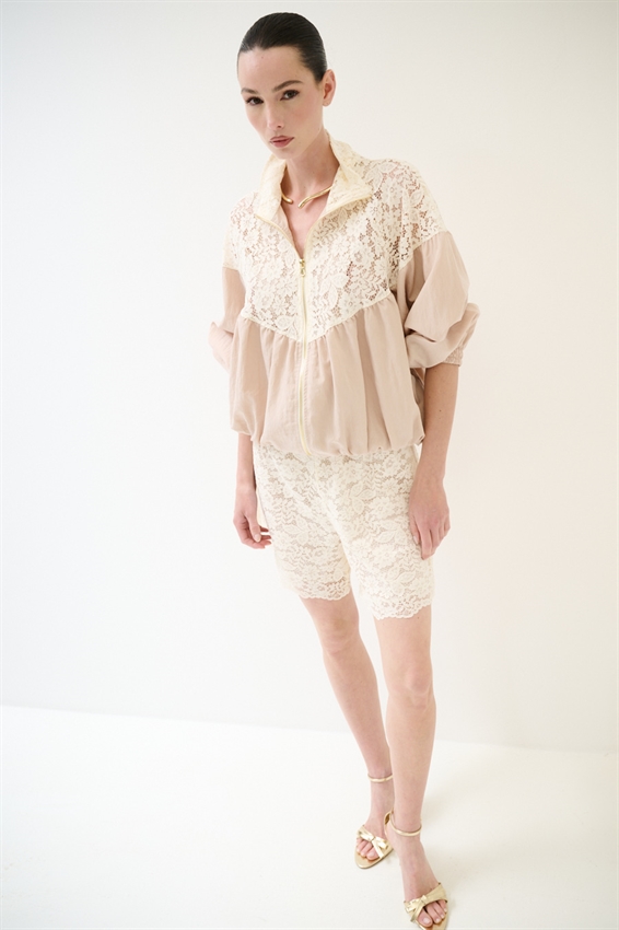 SHORTS PIZZO CON MACRAME E CINTURINO A CONTRASTO