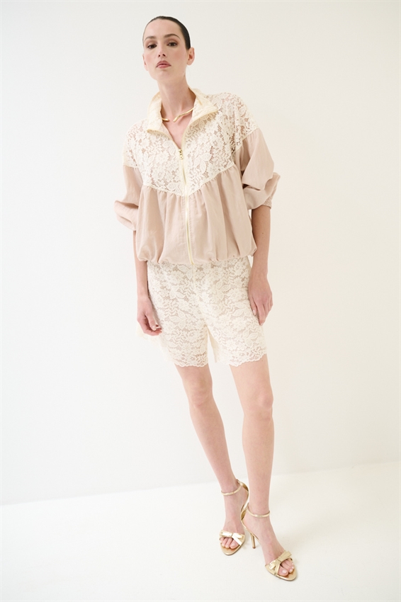 SHORTS PIZZO CON MACRAME E CINTURINO A CONTRASTO