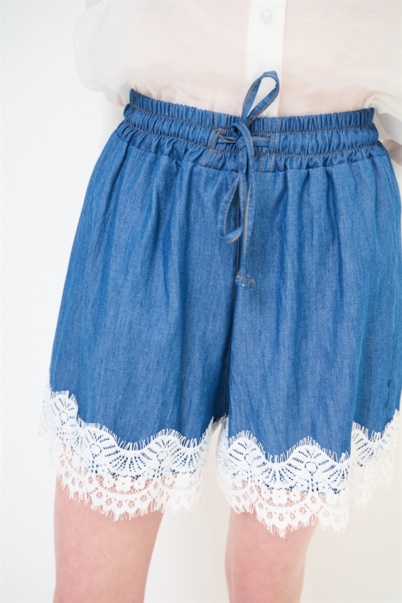 SHORTS DENIM CON MACRAME FONDO