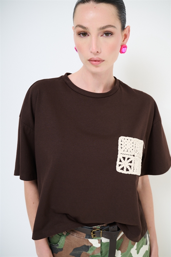 T-SHIRT BASIC CON TASCHINO MACRAME