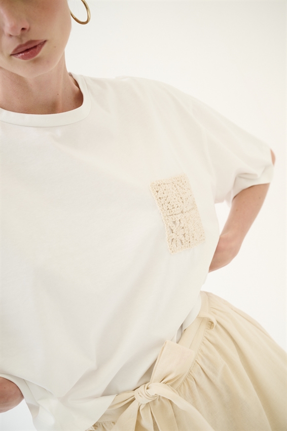 T-SHIRT BASIC CON TASCHINO MACRAME