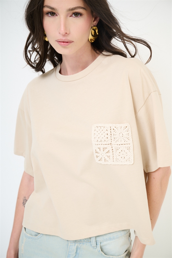 T-SHIRT BASIC CON TASCHINO MACRAME