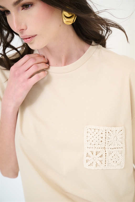 T-SHIRT BASIC CON TASCHINO MACRAME