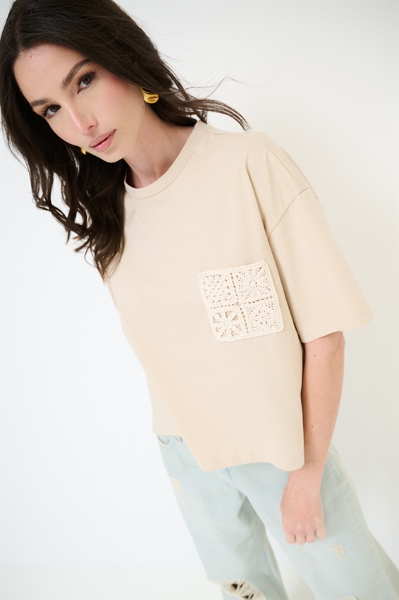 T-SHIRT BASIC CON TASCHINO MACRAME