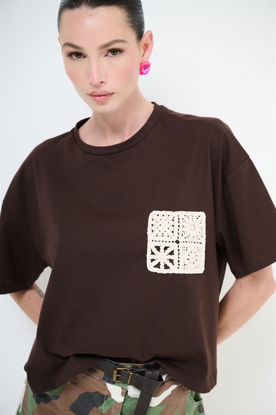T-SHIRT BASIC CON TASCHINO MACRAME