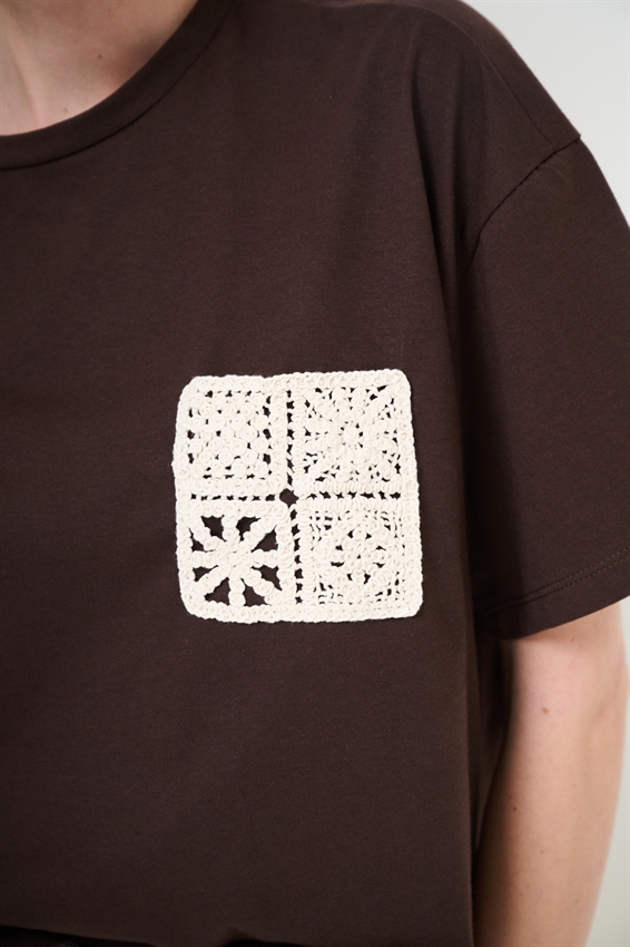 T-SHIRT BASIC CON TASCHINO MACRAME
