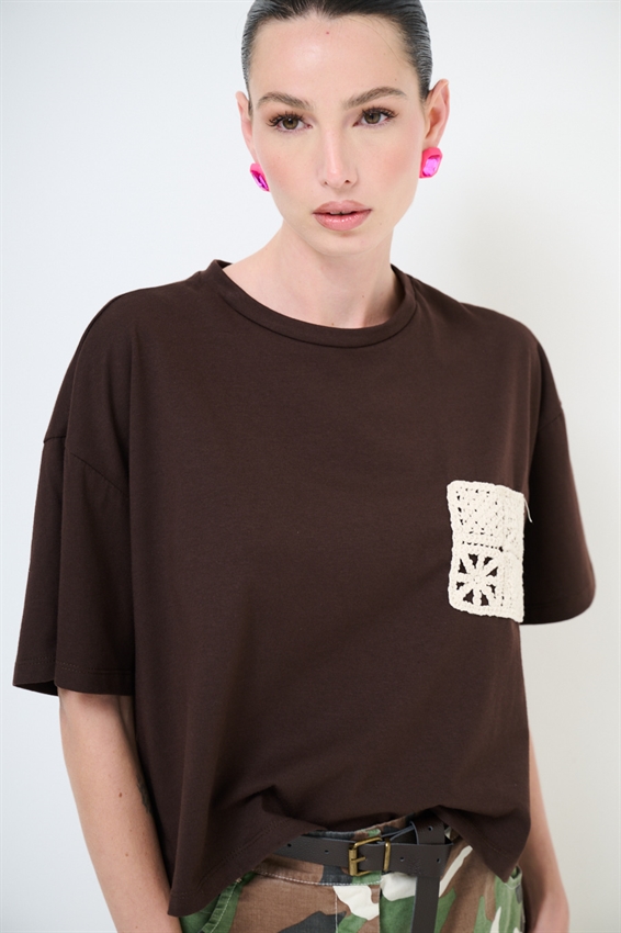 T-SHIRT BASIC CON TASCHINO MACRAME