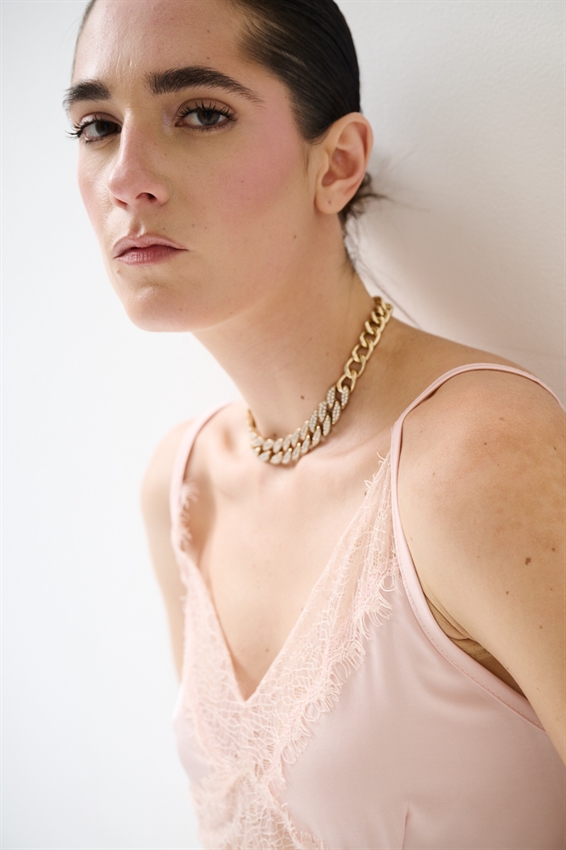 ABITO RASO CON INSERTI PIZZO ROSA