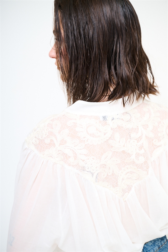 CAMICIA COLLO COREANA CON INSERTO MACRAME