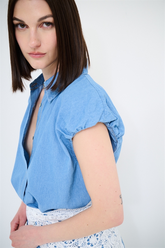 CAMICIA SMANICATA IN DENIM CON ARRICCIO SPALLA