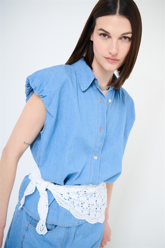CAMICIA SMANICATA IN DENIM CON ARRICCIO SPALLA