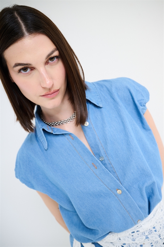 CAMICIA SMANICATA IN DENIM CON ARRICCIO SPALLA