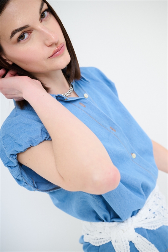 CAMICIA SMANICATA IN DENIM CON ARRICCIO SPALLA