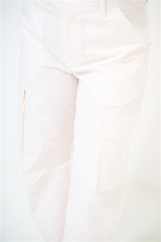 PANTALONE CON TASCONI