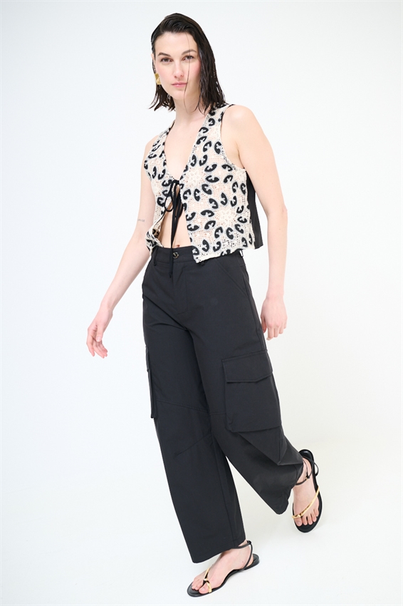 PANTALONE CON TASCONI