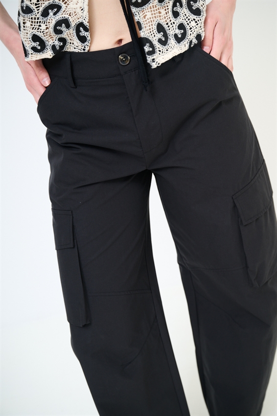 PANTALONE CON TASCONI