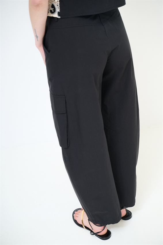 PANTALONE CON TASCONI
