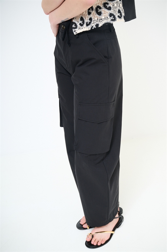 PANTALONE CON TASCONI