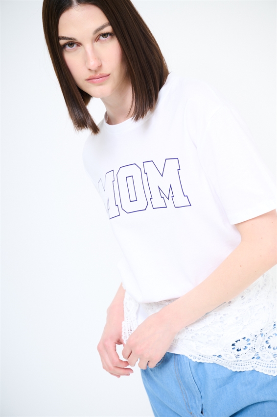 T-SHIRT REGULAR CON STAMPA MOM EST. 2024