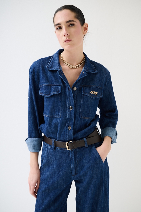 CAMICIA IN DENIM CON TASCHE A TOPPA E SPILLA BLU