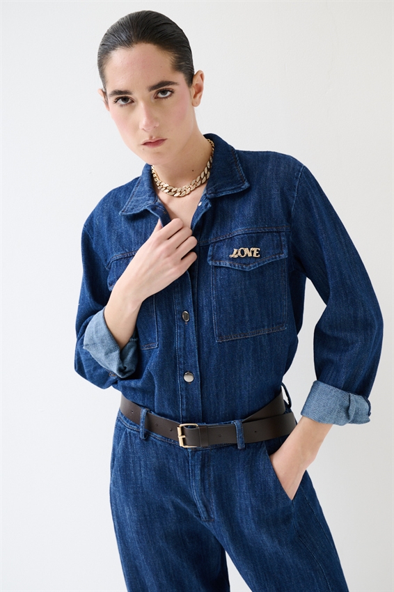 CAMICIA IN DENIM CON TASCHE A TOPPA E SPILLA BLU