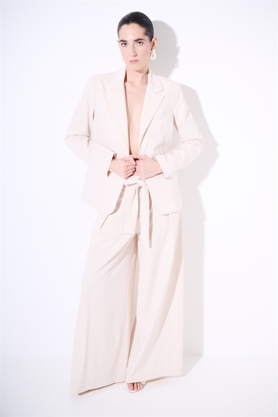 GIACCA SLIM CON TASCHE A FILETTO BURRO