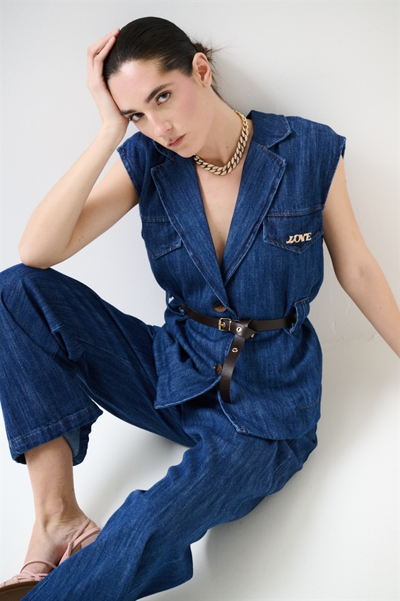 GILET IN DENIM CON CINTURA E SPILLA BLU