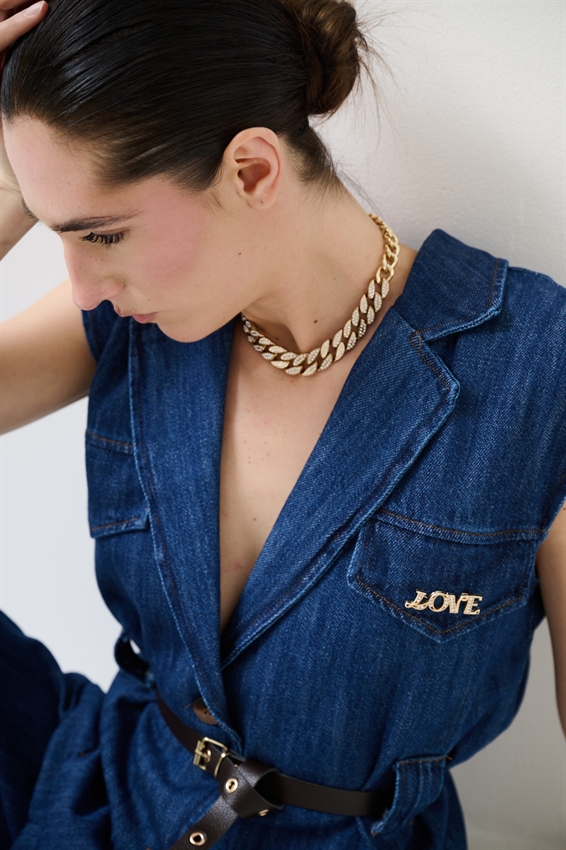 GILET IN DENIM CON CINTURA E SPILLA BLU