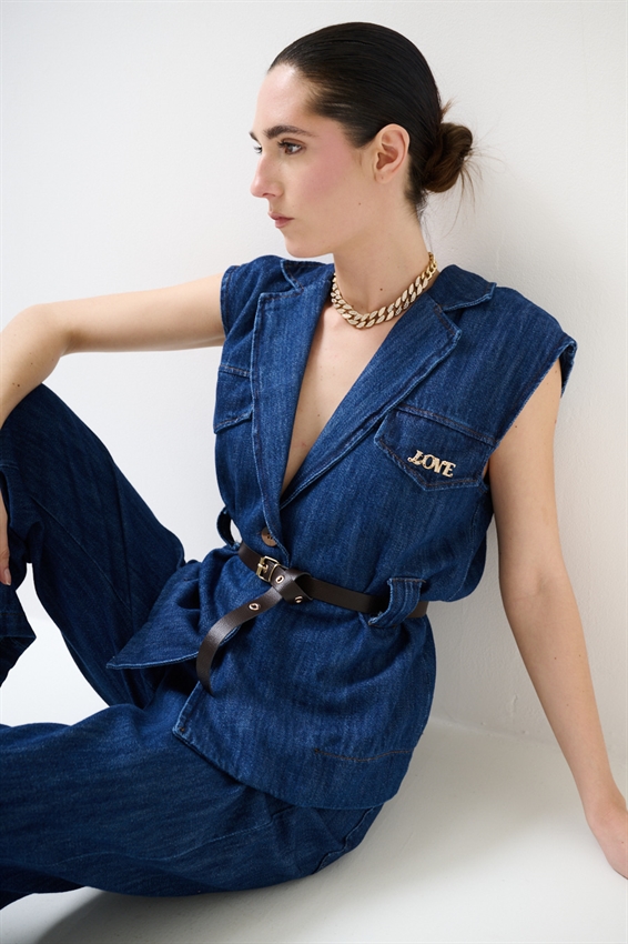 GILET IN DENIM CON CINTURA E SPILLA BLU